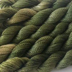 Pärlgarn nr 8 melerat olivgrön