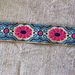 Dekorband guld med cerise blommor