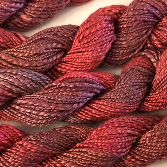 Broderigarn Silke struktur mörk hallon