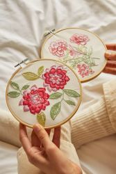 Broderikit "The Calming Carnations"