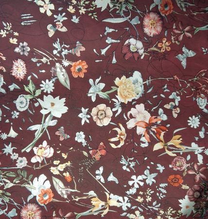 Fuskskinn med blommor och metalliceffekt  Bordeaux