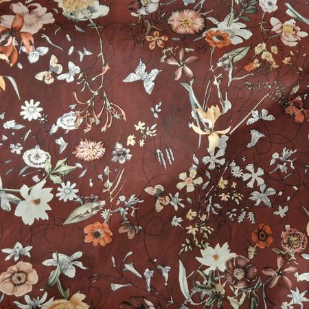 Fuskskinn med blommor och metalliceffekt  Bordeaux