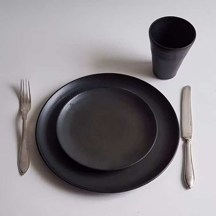 Mattallrik med låg kant i Serien Svart Granit