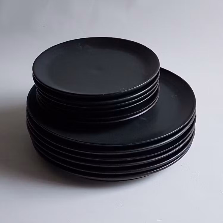Mattallrik med låg kant i Serien Svart Granit