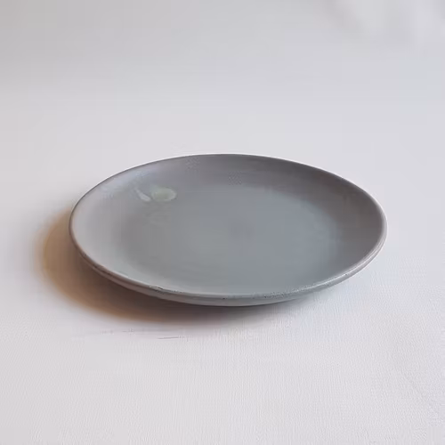 Assiett med låg kant i Serien Råsiden / Grågrön