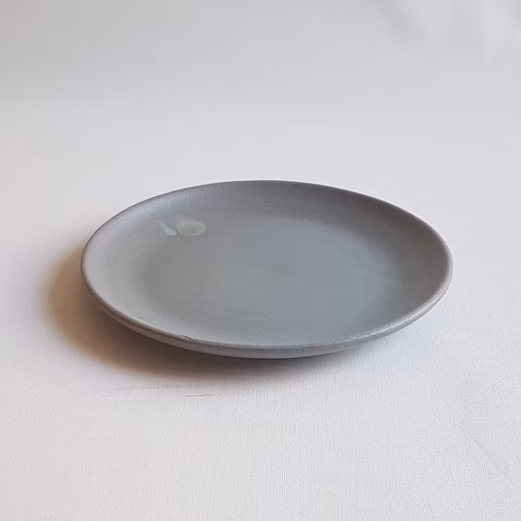 Assiett med låg kant i Serien Råsiden / Grågrön