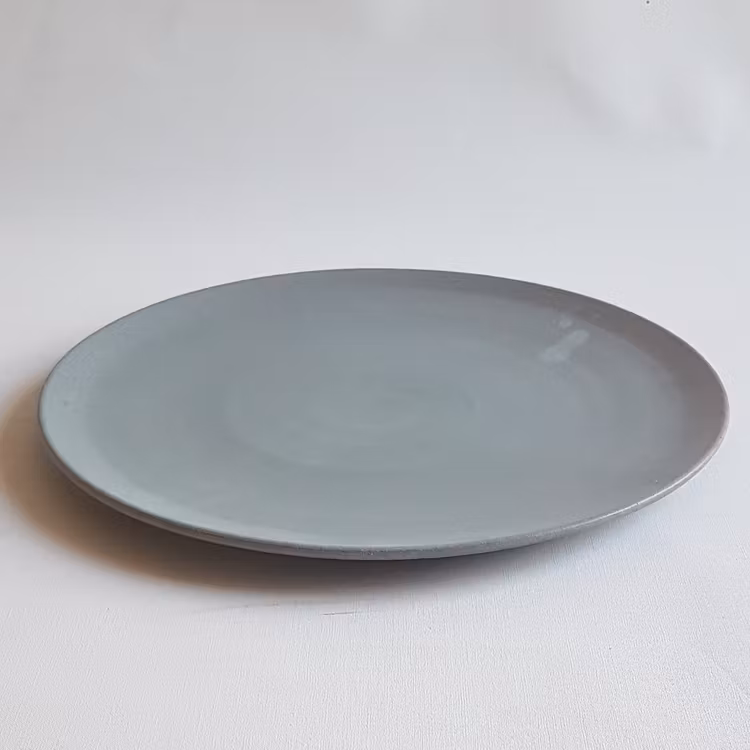 Mattallrik med låg kant i Serien Råsiden / Grågrön
