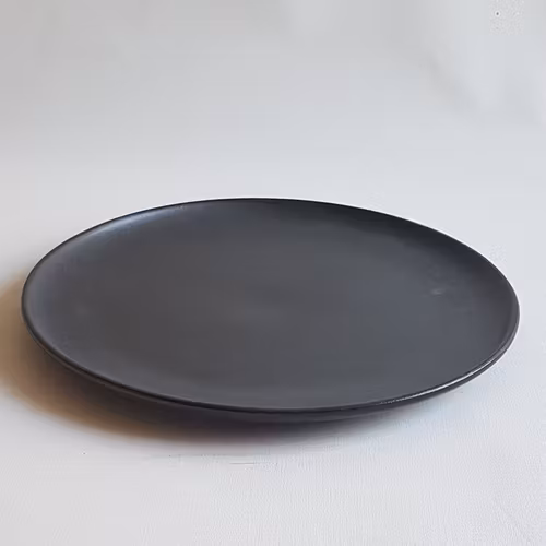 Mattallrik med låg kant i Serien Svart Granit