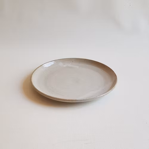 Assiett med låg kant i Serien Crème / Gräddvit