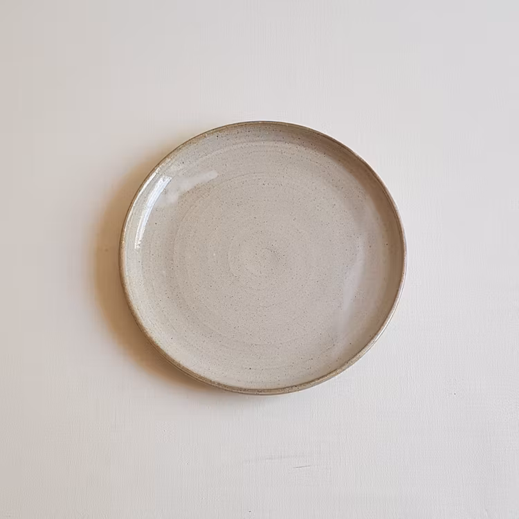 Assiett med låg kant i Serien Crème / Gräddvit