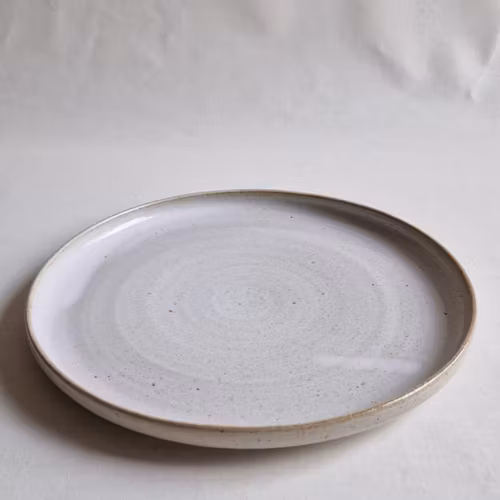 Mattallrik med lite högre markerad kant i Serien Créme / Gräddvit