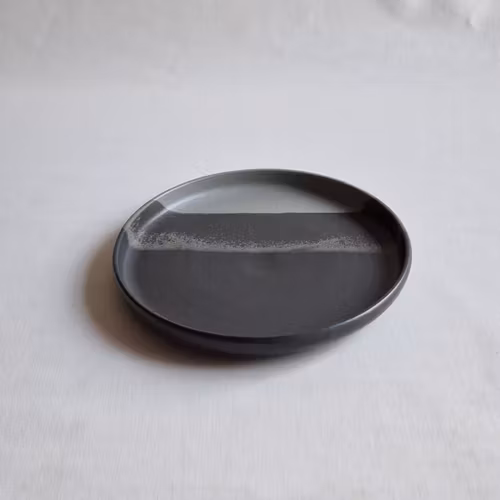 Assiett med lite högre markerad kant i Serien Horisont