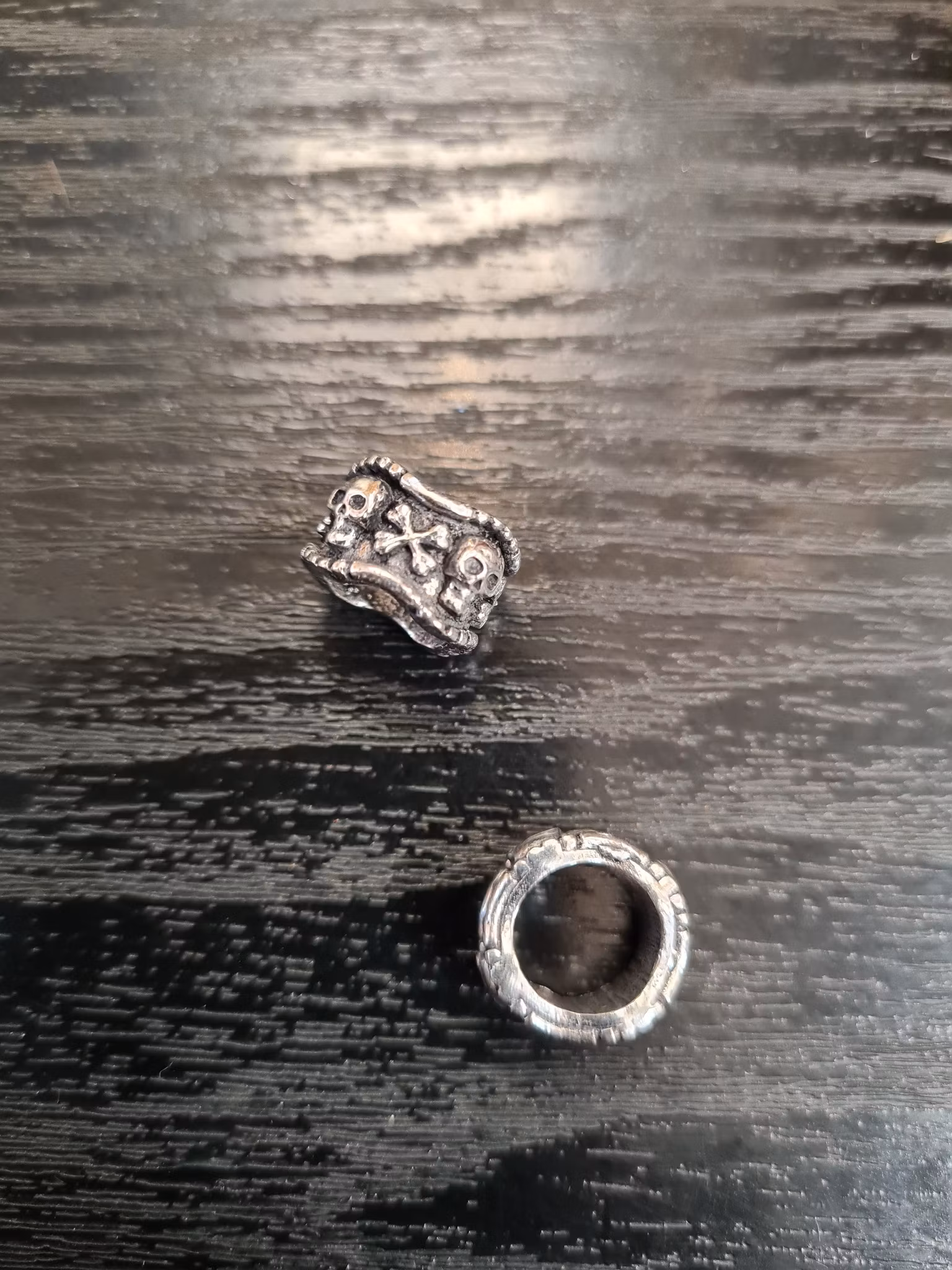 Silverfärgad "Döskalle" Large Dreadsmycke