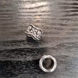 Silverfärgad "Döskalle" Large Dreadsmycke