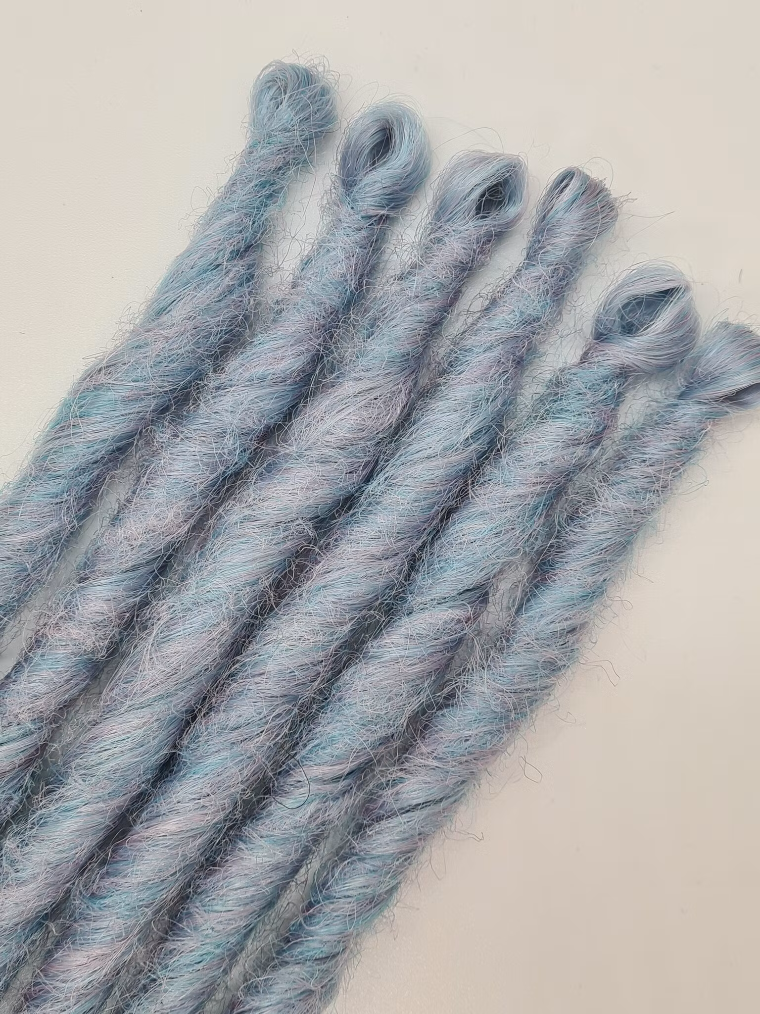 Ljusblå Candycane SE Syntetdreads 40cm (6st)