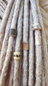"Ben & Horn" M/L (6mm-9mm hål) MIX Handgarvade Dreadspärlor