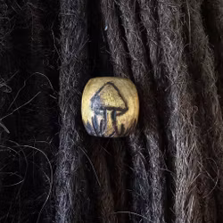 "Champinjon" - Ljusbrun Trä (5 mm hål) Small