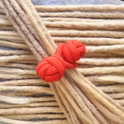 Röd "Knutar" Hårband Dreadtie