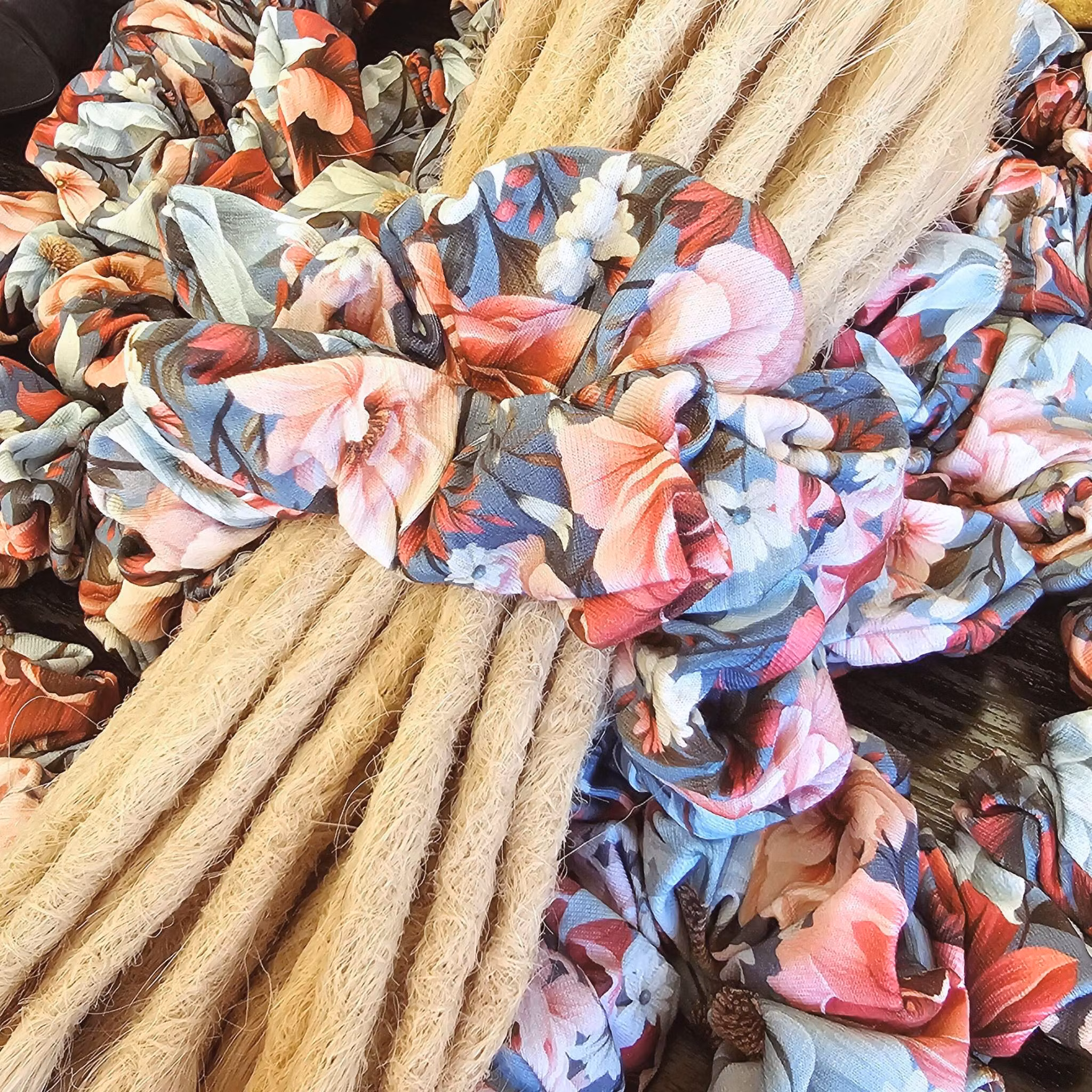 "Körsbärsblomma" XL Scrunchie Dreadsnodd