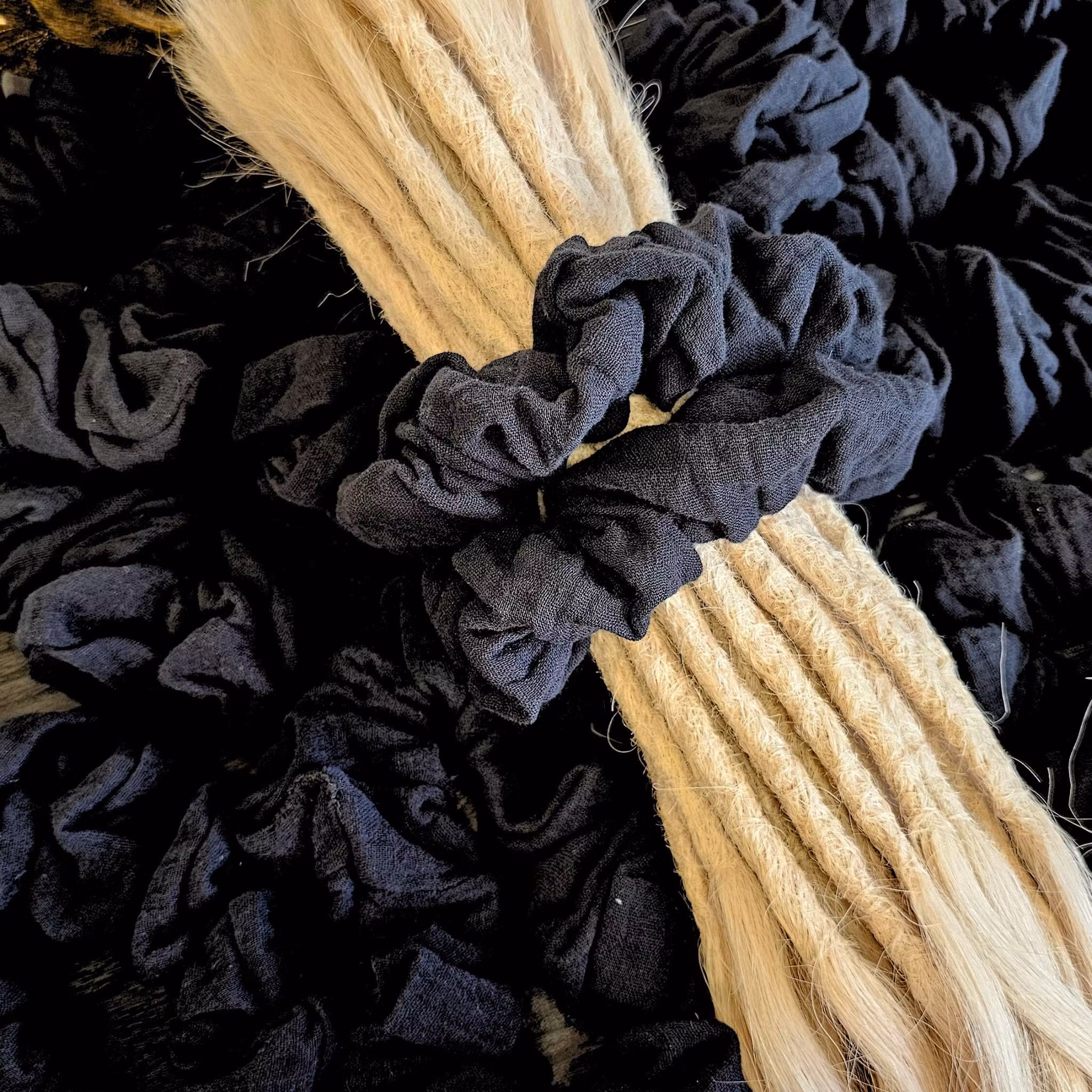 "Svart Natt" XL Scrunchie Dreadsnodd