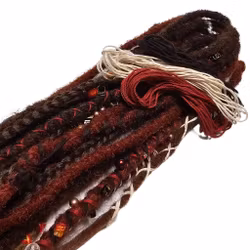 "Mullbär" Dekorationskit Till Dreads (Mörkbrun, Mörkröd, Vit Trådar)