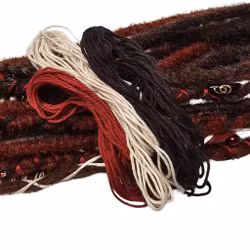 "Mullbär" Dekorationskit Till Dreads (Mörkbrun, Mörkröd, Vit Trådar)