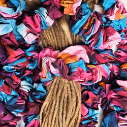 "Färgade Fjädrar" XL Scrunchie Dreadsnodd