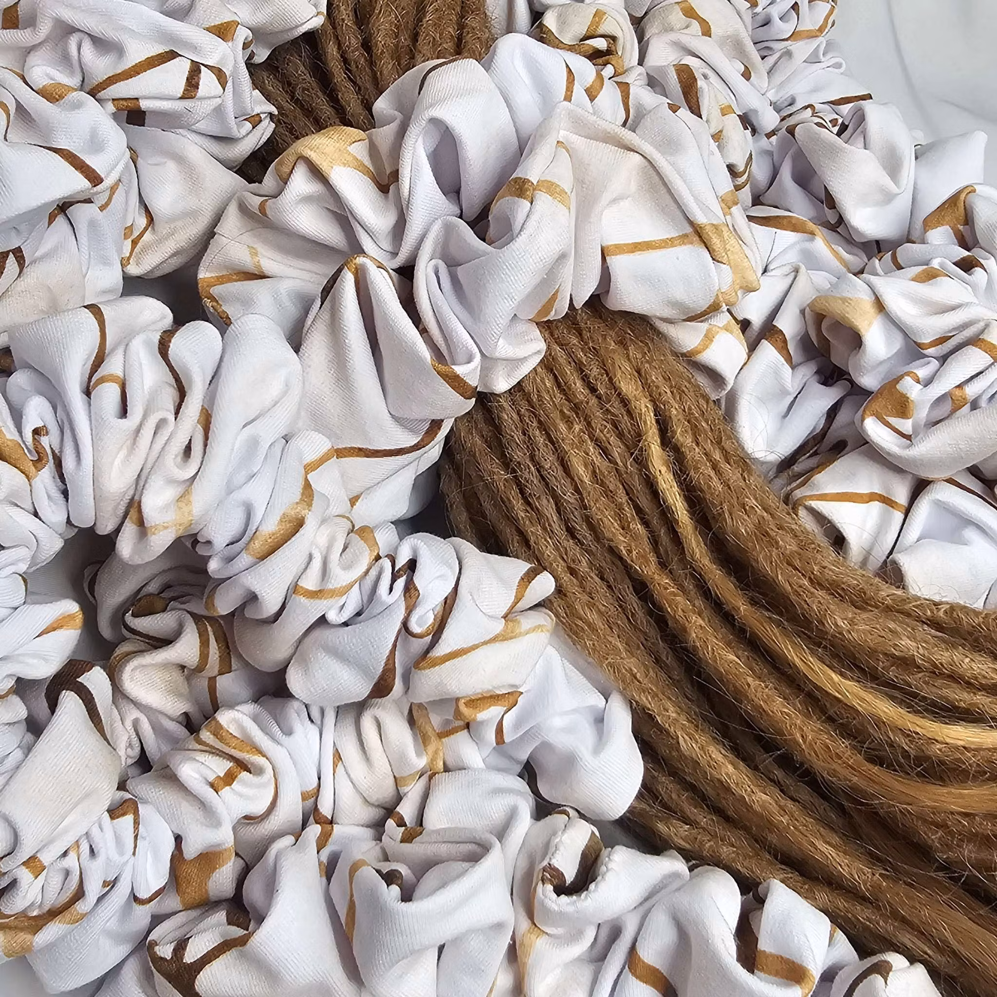 "Guld Marmor" XL Scrunchie Dreadsnodd