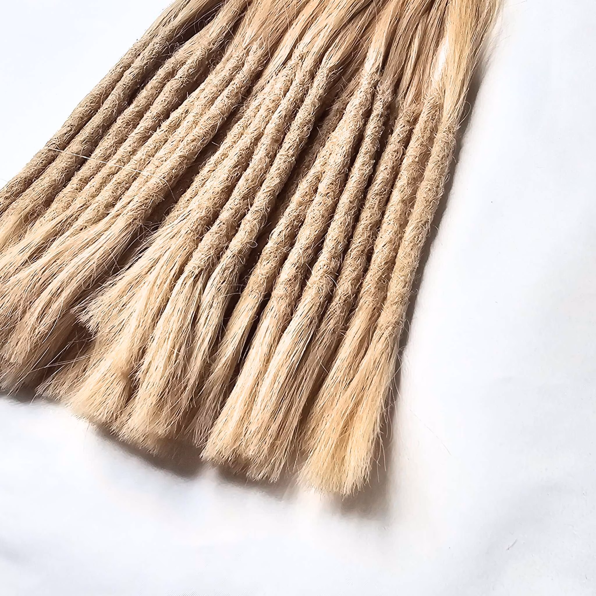 Ljusblond Äkta Dreads 30-35cm (7-8mm)