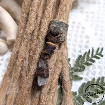 "Hedensamulett" Dreadsmycke i trä med naturlig kristall