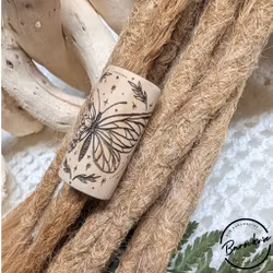 "Blomsterdröm" Dreadsmycke i trä med fjäril