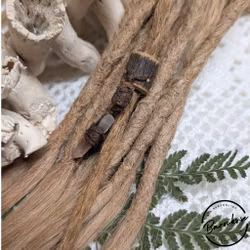 "Vildmarkens Hjärta" Dreadsmycke i trä med naturlig kristall