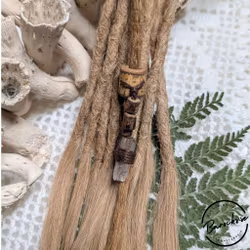 "Vild Själ" Dreadsmycke i trä med naturlig kristall