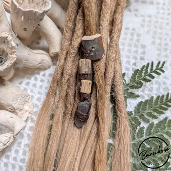 "Jordens Hjärta" Dreadsmycke i trä med naturlig kristall