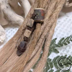 "Jordens Hjärta" Dreadsmycke i trä med naturlig kristall