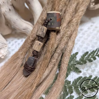"Jordens Hjärta" Dreadsmycke i trä med naturlig kristall
