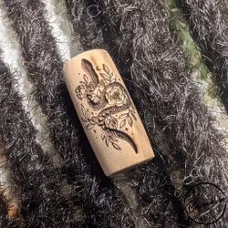 "Botanisk Orm" Dreadsmycke i trä med symbol