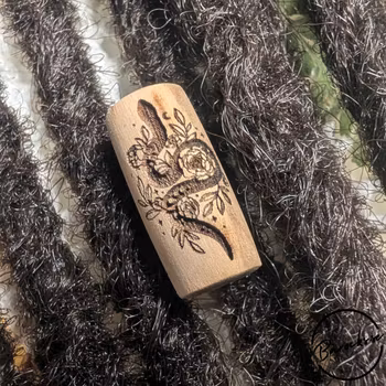 "Botanisk Orm" Dreadsmycke i trä med symbol
