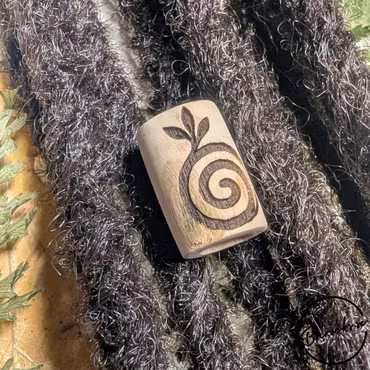 "Spiral Löv" Dreadsmycke i trä med motiv