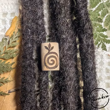 "Spiral Löv" Dreadsmycke i trä med motiv