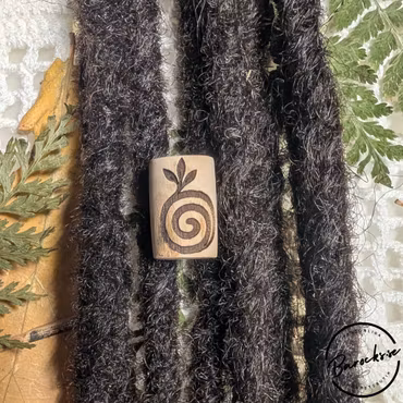 "Spiral Löv" Dreadsmycke i trä med motiv