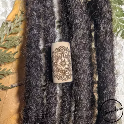 "Mandala Blomma" Dreadsmycke i trä med mönster