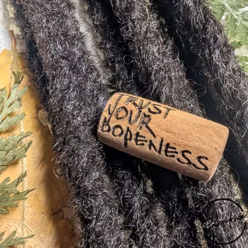 "Trust your Dopeness" Dreadsmycke i trä med text
