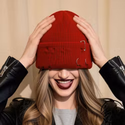Punk Beanie – Röd stickad mössa med piercing