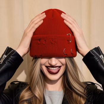 Punk Beanie – Röd stickad mössa med piercing