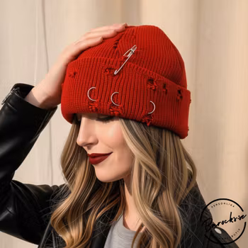 Punk Beanie – Röd stickad mössa med piercing