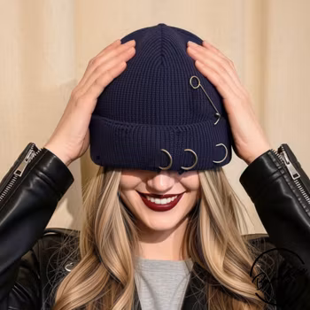Punk Beanie – Blå stickad mössa med piercing