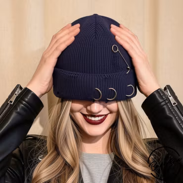 Punk Beanie – Blå stickad mössa med piercing