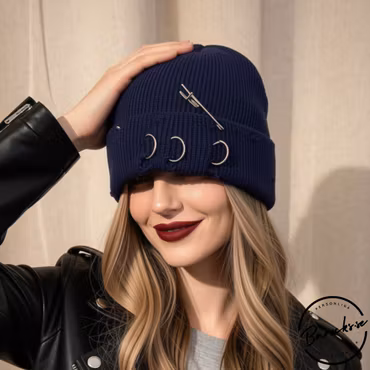 Punk Beanie – Blå stickad mössa med piercing