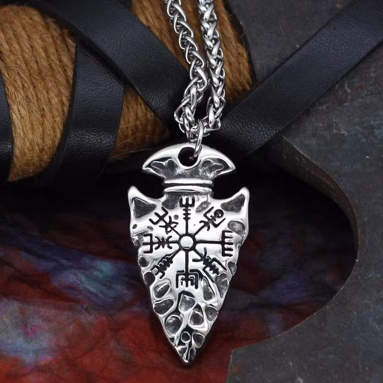 Kaulakoru Arrow Vegvisir